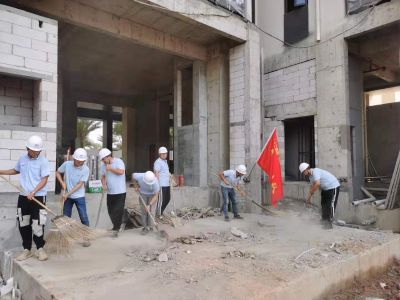 广东公司珠海项目部组织党员、团员参加突击劳动，清理防水施工工作面 (1)